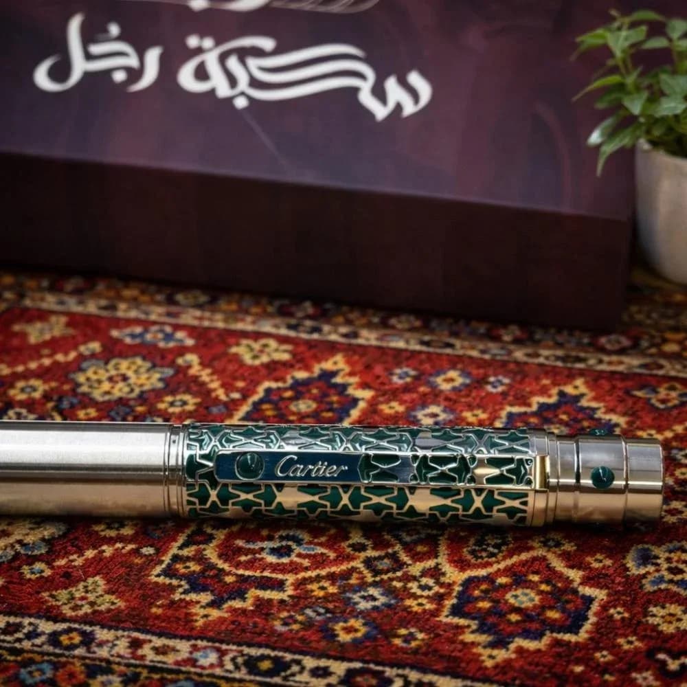 صورة قلم رجالي فاخر بنقش أخضر