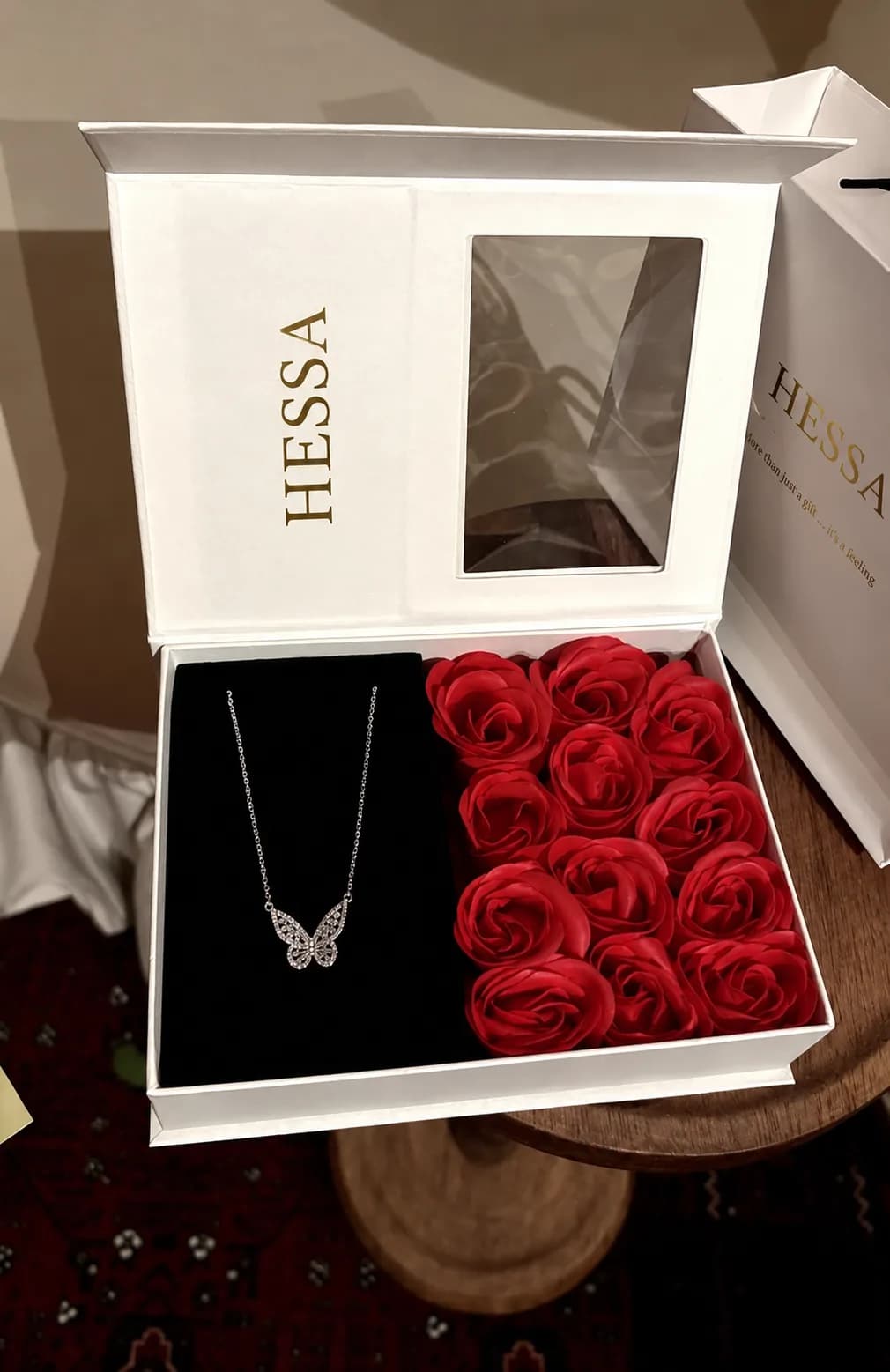 صورة سلسال فراشة لامع مع بوكس ورد HESSA