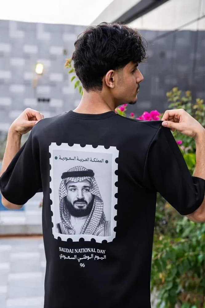 صورة تيشيرت اليوم الوطني بطبعة ولي العهد
