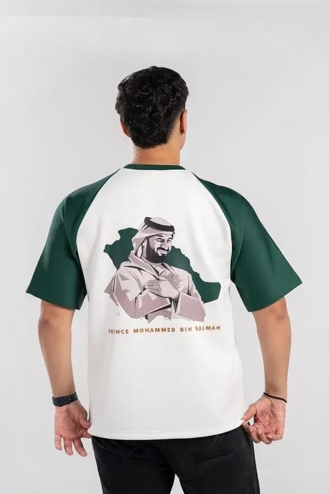 صورة تيشيرت اليوم الوطني بطبعة ولي العهد