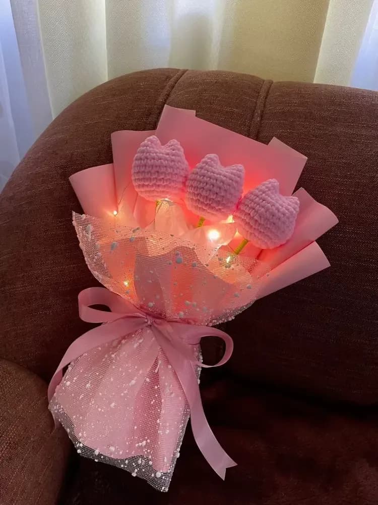 صورة باقة ورد كروشيه مضيئة