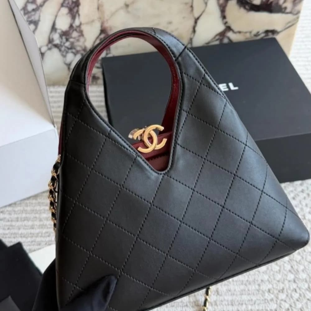 صورة شنطة كتف نسائية صغيرة