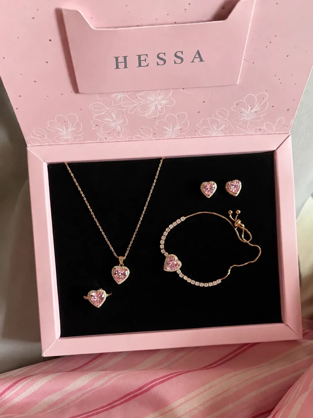 صورة طقم مجوهرات نسائي بتصميم قلب من HESSA