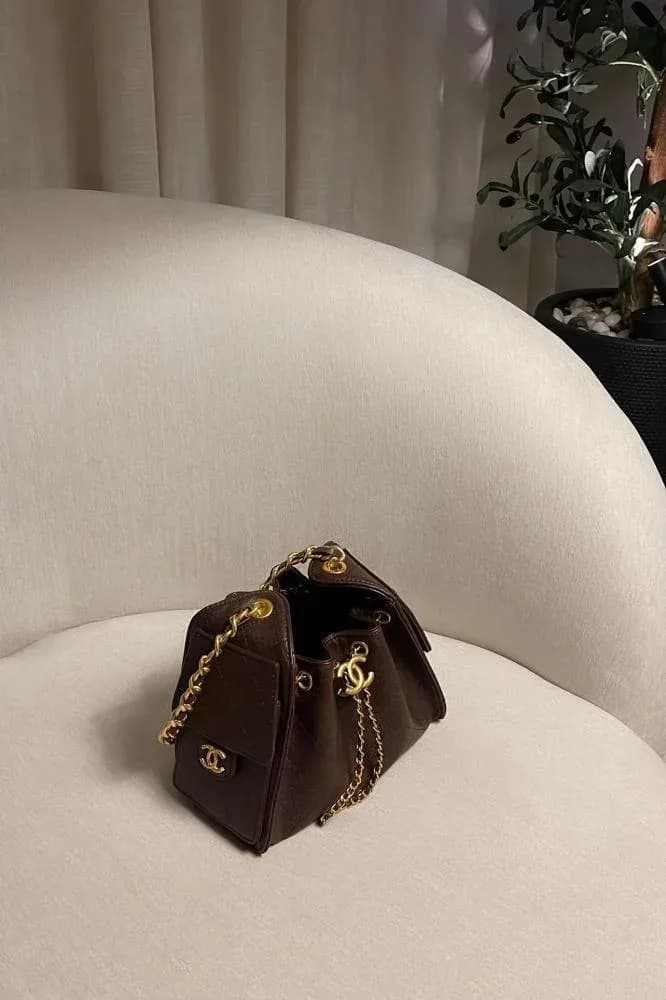 صورة شنطة شانيل 25 باللون البني