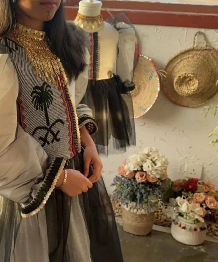 صورة فستان بناتي بيوم التأسيس بنقشة السدو